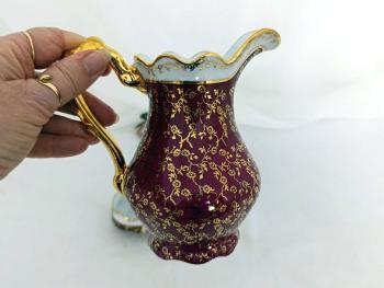En porcelaine de Limoges Jammet Seignolles, voici un pichet verseur à lait et un sucrier vintages avec des dorures, un fond bordeaux et des écussons avec des dessins style XVIII°.