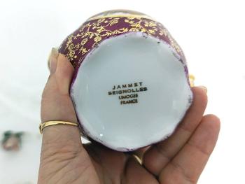 En porcelaine de Limoges Jammet Seignolles, voici un pichet verseur à lait et un sucrier vintages avec des dorures, un fond bordeaux et des écussons avec des dessins style XVIII°.