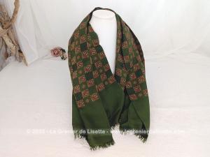 Sur 60 x 122 cm, voici une superbe écharpe ou foulard unisexe en viscose, soie artificielle avec sur un fond vert foncé des carrés couleur rouille posés en quinconce pour former un damier, dans le pur style des années seventies. Extrémités frangées.