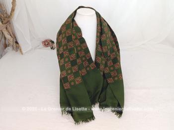 Sur 60 x 122 cm, voici une superbe écharpe ou foulard unisexe en viscose, soie artificielle avec sur un fond vert foncé des carrés couleur rouille posés en quinconce pour former un damier, dans le pur style des années seventies. Extrémités frangées.