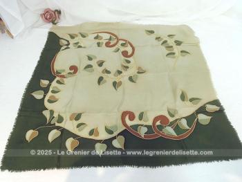 En soie, voici un foulard signé de 70 x 65 cm entièrement peint à la main sur la base de deux tons de vert qui mettent en avant des feuilles vertes et marron. Une signature au stylo pour une pièce unique.