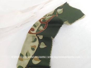 En soie, voici un foulard signé de 70 x 65 cm entièrement peint à la main sur la base de deux tons de vert qui mettent en avant des feuilles vertes et marron. Une signature au stylo pour une pièce unique.