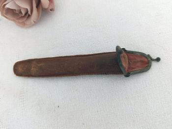Voici un beau porte-cigarette vintage en bakélite imitation corne rangé dans un fin étui en cuir qui se ferme par un clip comme un porte-monnaie. Bel objet vintage et unisexe, très tendance et discret.