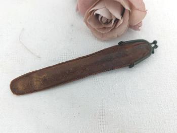 Voici un beau porte-cigarette vintage en bakélite imitation corne rangé dans un fin étui en cuir qui se ferme par un clip comme un porte-monnaie. Bel objet vintage et unisexe, très tendance et discret.
