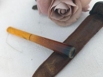 Voici un beau porte-cigarette vintage en bakélite imitation corne rangé dans un fin étui en cuir qui se ferme par un clip comme un porte-monnaie. Bel objet vintage et unisexe, très tendance et discret.