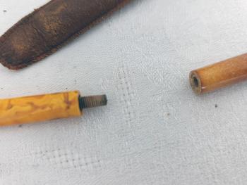 Voici un beau porte-cigarette vintage en bakélite imitation corne rangé dans un fin étui en cuir qui se ferme par un clip comme un porte-monnaie. Bel objet vintage et unisexe, très tendance et discret.