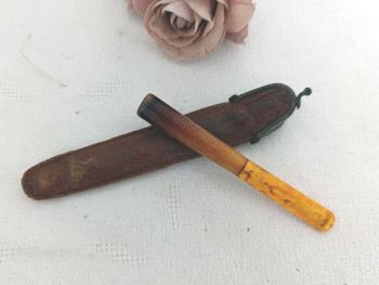 Voici un beau porte-cigarette vintage en bakélite imitation corne rangé dans un fin étui en cuir qui se ferme par un clip comme un porte-monnaie. Bel objet vintage et unisexe, très tendance et discret.