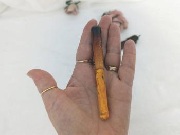 Voici un beau porte-cigarette vintage en bakélite imitation corne rangé dans un fin étui en cuir qui se ferme par un clip comme un porte-monnaie. Bel objet vintage et unisexe, très tendance et discret.