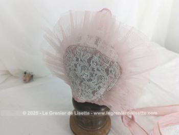 Avec une forme de béguin voici une adorable coiffe pour fillette réalisée à la main avec dentelle et tulle rose et ses deux rubans. Vraiment comme autrefois ! 
