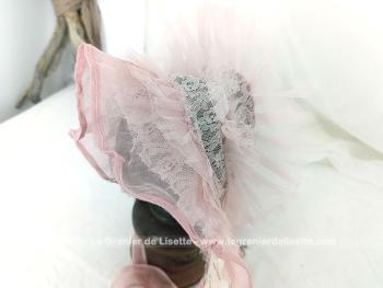 Avec une forme de béguin voici une adorable coiffe pour fillette réalisée à la main avec dentelle et tulle rose et ses deux rubans. Vraiment comme autrefois ! 