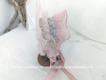 Avec une forme de béguin voici une adorable coiffe pour fillette réalisée à la main avec dentelle et tulle rose et ses deux rubans. Vraiment comme autrefois ! 