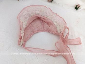 Avec une forme de béguin voici une adorable coiffe pour fillette réalisée à la main avec dentelle et tulle rose et ses deux rubans. Vraiment comme autrefois ! 