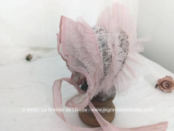 Avec une forme de béguin voici une adorable coiffe pour fillette réalisée à la main avec dentelle et tulle rose et ses deux rubans. Vraiment comme autrefois ! 