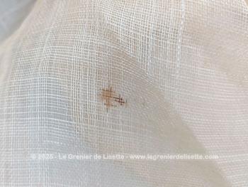 En sisal couleur champagne, voici 3 coupons léger mais légèrement empesé, vestiges d'une robe de cérémonie avec un morceau ovale de 135 x75  et deux rectangulaires de 88 x 100 cm.