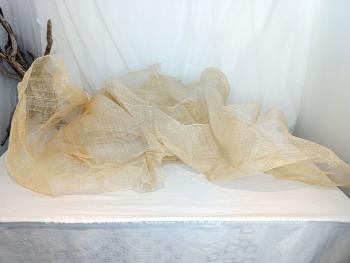 En sisal couleur champagne, voici 3 coupons léger mais légèrement empesé, vestiges d'une robe de cérémonie avec un morceau ovale de 135 x75  et deux rectangulaires de 88 x 100 cm.