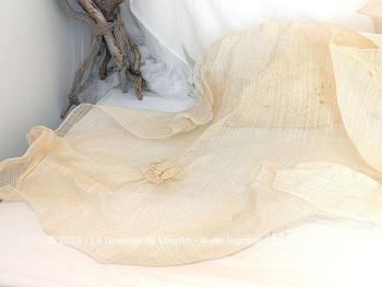 En sisal couleur champagne, voici 3 coupons léger mais légèrement empesé, vestiges d'une robe de cérémonie avec un morceau ovale de 135 x75  et deux rectangulaires de 88 x 100 cm.