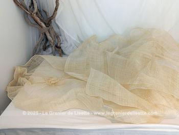 En sisal couleur champagne, voici 3 coupons léger mais légèrement empesé, vestiges d'une robe de cérémonie avec un morceau ovale de 135 x75  et deux rectangulaires de 88 x 100 cm.