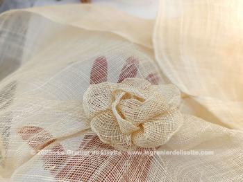 En sisal couleur champagne, voici 3 coupons léger mais légèrement empesé, vestiges d'une robe de cérémonie avec un morceau ovale de 135 x75  et deux rectangulaires de 88 x 100 cm.
