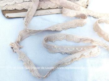 Plus de 20 mètres d'un ancien et superbe galon de passementerie de 2.5 cm de large ivoire. 