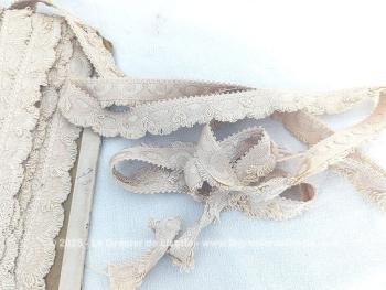 Plus de 20 mètres d'un ancien et superbe galon de passementerie de 2.5 cm de large ivoire. 