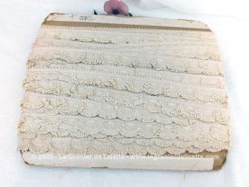 Plus de 20 mètres d'un ancien et superbe galon de passementerie de 2.5 cm de large ivoire. 