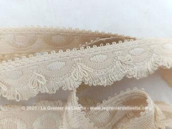 Plus de 20 mètres d'un ancien et superbe galon de passementerie de 2.5 cm de large ivoire. 