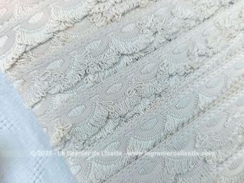 Plus de 20 mètres d'un ancien et superbe galon de passementerie de 2.5 cm de large ivoire. 