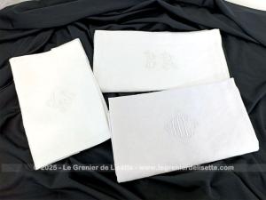 Trio anciennes serviettes damassé blanc divers monogrammes