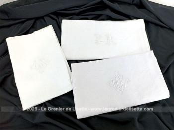 Voici un trio d'anciennes serviettes en différents coton damassé blanc et chacune avec des monogrammes distincts, il y a MC (ou ML) , LS et BR. Top vintage !