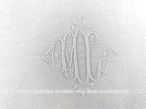 Trio anciennes serviettes damassé blanc divers monogrammes