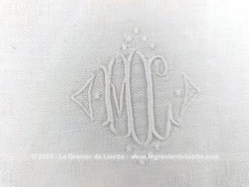 Voici un trio d'anciennes serviettes en différents coton damassé blanc et chacune avec des monogrammes distincts, il y a MC (ou ML) , LS et BR. Top vintage !