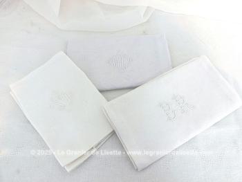 Voici un trio d'anciennes serviettes en différents coton damassé blanc et chacune avec des monogrammes distincts, il y a MC (ou ML) , LS et BR. Top vintage !