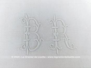 Voici un trio d'anciennes serviettes en différents coton damassé blanc et chacune avec des monogrammes distincts, il y a MC (ou ML) , LS et BR. Top vintage !