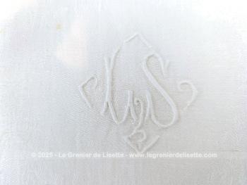 Voici un trio d'anciennes serviettes en différents coton damassé blanc et chacune avec des monogrammes distincts, il y a MC (ou ML) , LS et BR. Top vintage !
