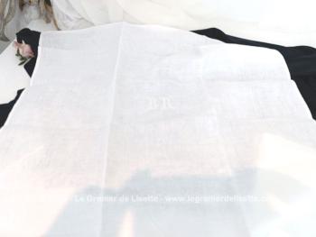 Voici un trio d'anciennes serviettes en différents coton damassé blanc et chacune avec des monogrammes distincts, il y a MC (ou ML) , LS et BR. Top vintage !
