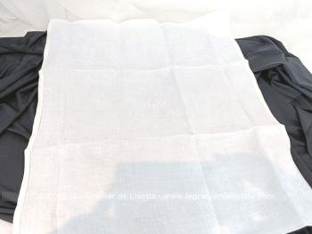 Voici un trio d'anciennes serviettes en différents coton damassé blanc et chacune avec des monogrammes distincts, il y a MC (ou ML) , LS et BR. Top vintage !
