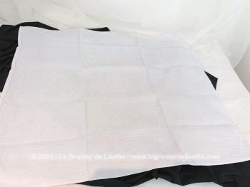 Voici un trio d'anciennes serviettes en différents coton damassé blanc et chacune avec des monogrammes distincts, il y a MC (ou ML) , LS et BR. Top vintage !