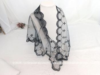 En forme de triangle,  voici une belle mantille vintage en tulle noir avec des beaux décors en velours  noirs sur la bordure. 