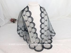 Mantille triangle tulle noir et décors velours