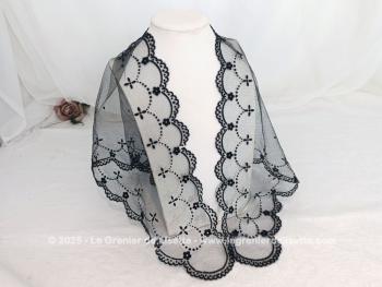 En forme de triangle,  voici une belle mantille vintage en tulle noir avec des beaux décors en velours  noirs sur la bordure. 