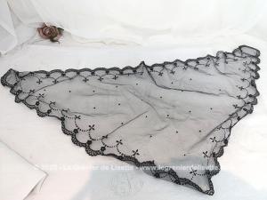 Mantille triangle tulle noir et décors velours