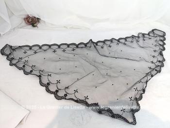 En forme de triangle,  voici une belle mantille vintage en tulle noir avec des beaux décors en velours  noirs sur la bordure. 
