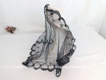 En forme de triangle,  voici une belle mantille vintage en tulle noir avec des beaux décors en velours  noirs sur la bordure. 