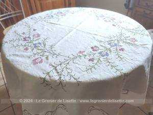 Belle nappe ronde blanche broderies point de croix