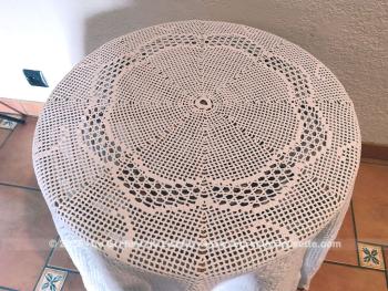 Ancienne nappe ronde au crochet de 185 cm de diamètre réalisée à la main au crochet avec une forme à 8 pans arrondis avec des dessins de fleurs. 