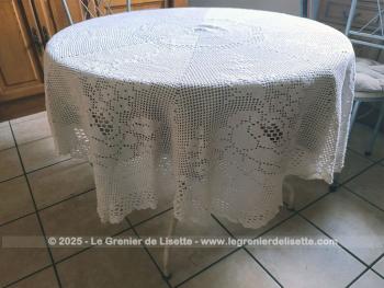 Ancienne nappe ronde au crochet de 185 cm de diamètre réalisée à la main au crochet avec une forme à 8 pans arrondis avec des dessins de fleurs. 