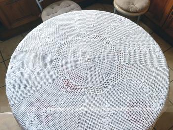 Ancienne nappe ronde au crochet de 185 cm de diamètre réalisée à la main au crochet avec une forme à 8 pans arrondis avec des dessins de fleurs. 