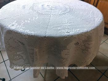 Ancienne nappe ronde au crochet de 185 cm de diamètre réalisée à la main au crochet avec une forme à 8 pans arrondis avec des dessins de fleurs. 