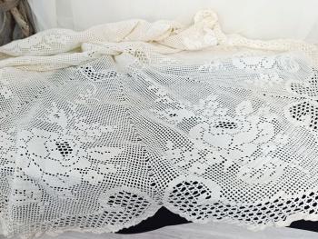 Ancienne nappe ronde au crochet de 185 cm de diamètre réalisée à la main au crochet avec une forme à 8 pans arrondis avec des dessins de fleurs. 
