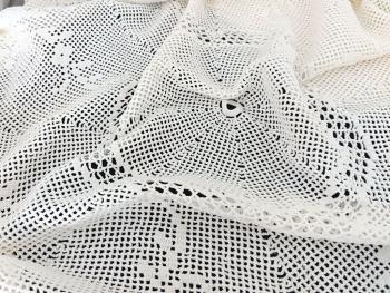 Ancienne nappe ronde au crochet de 185 cm de diamètre réalisée à la main au crochet avec une forme à 8 pans arrondis avec des dessins de fleurs. 
